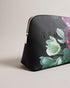 PAPIEE-Gifts-Keep your beauty routine on point, no matter where you go. The PAPIEE washbag features a stunning floral print, making it a chic addition to your travel essentials. Washbag Faux leather Floral print Zip fastening Debossed logo Dimensions: 9.5cm 17.5cm x 27cm- Ted Baker Romania